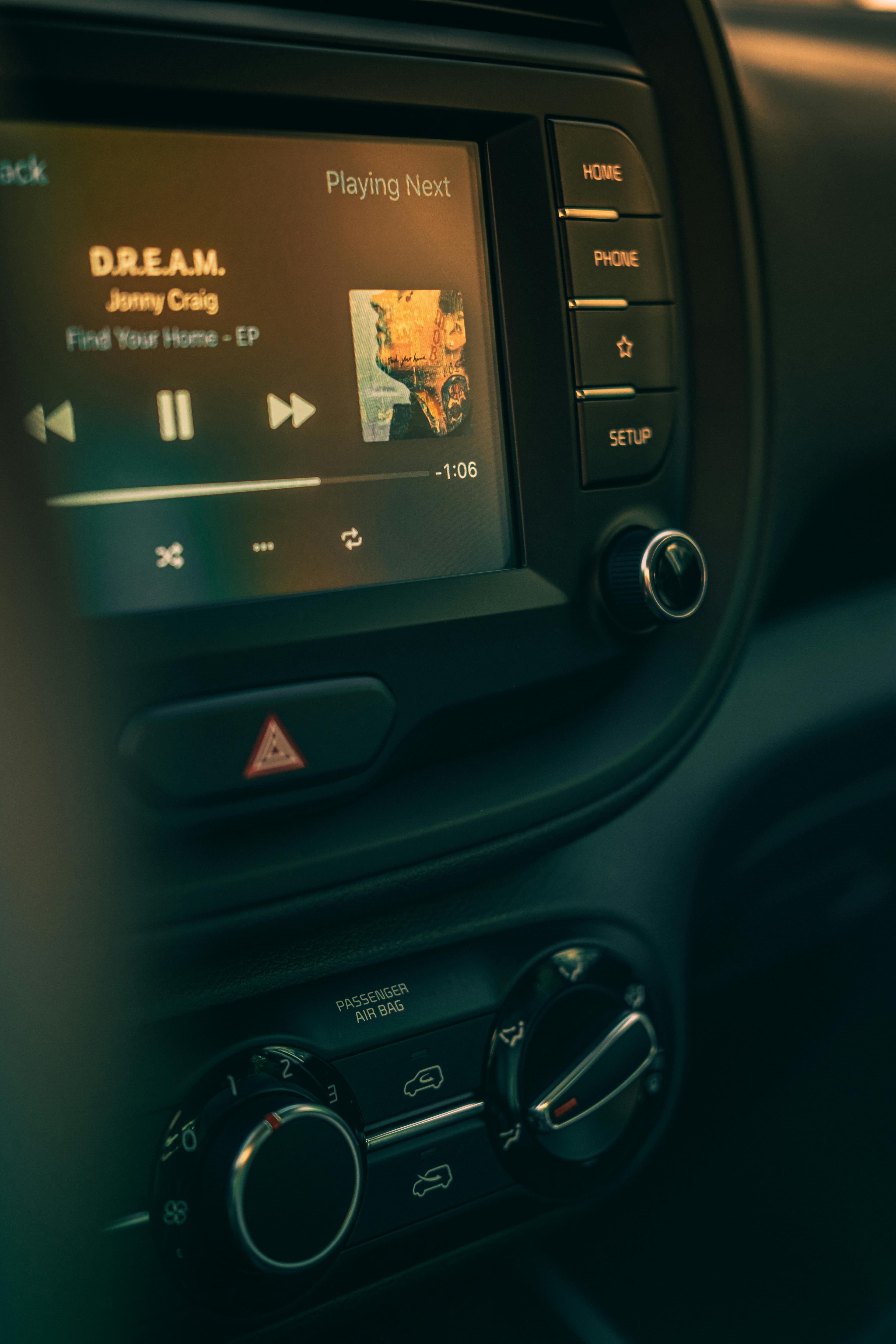 Gợi ý playlist lái xe chill khi đi đường dài