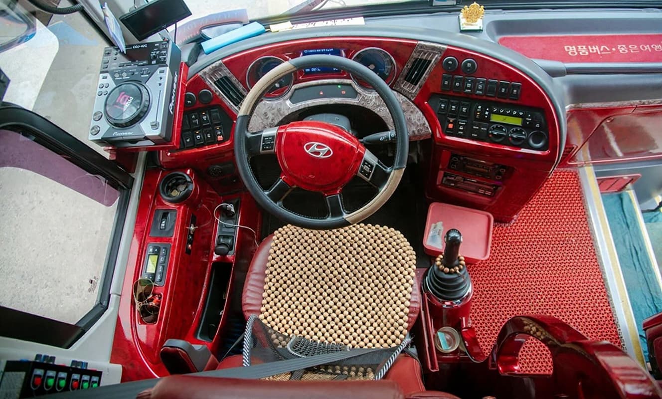 Bên trong xe Universe