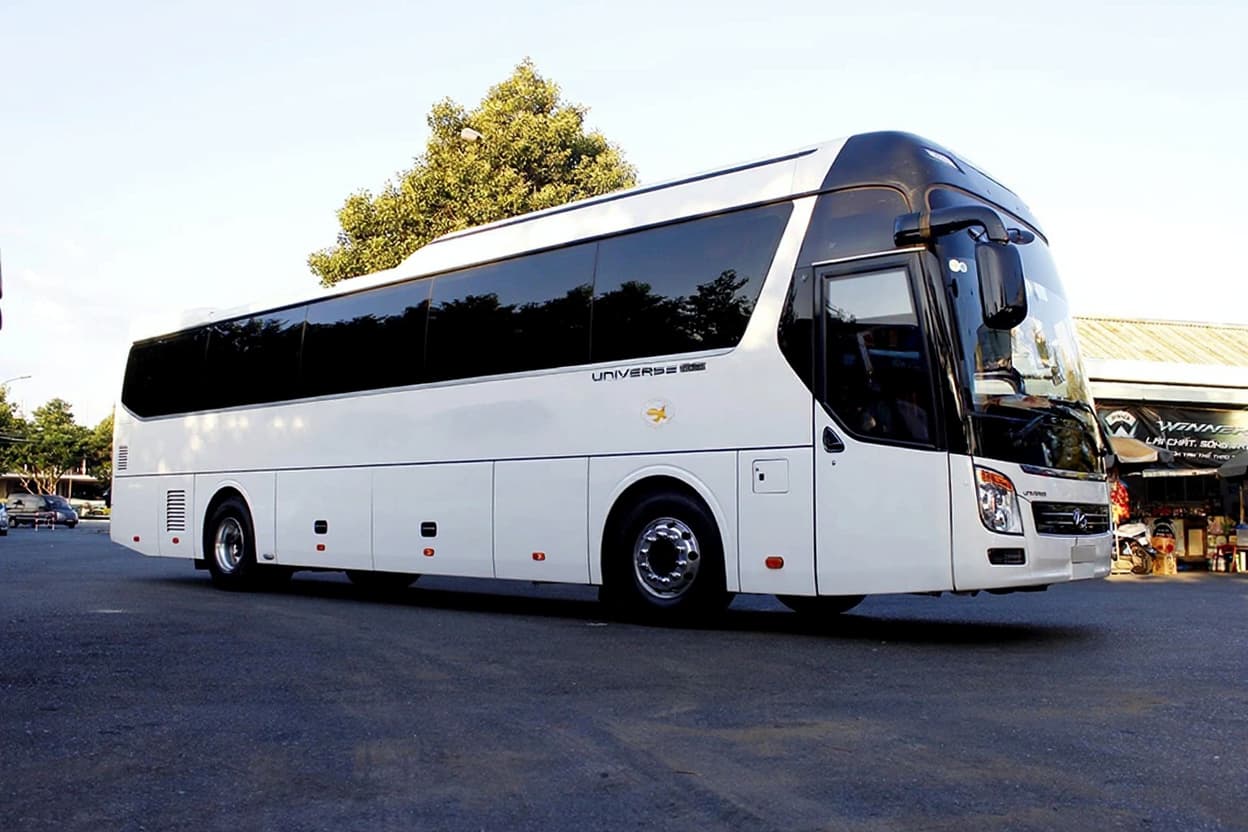 Xe Universe 45 chỗ